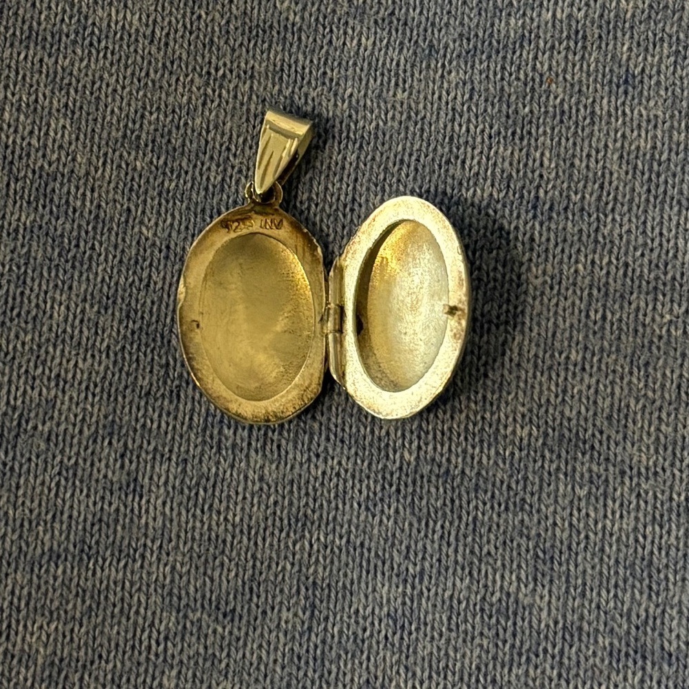 Stunning Engraved Locket (Lg, Silver) - Picture 4 of 4